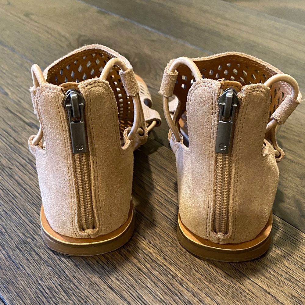 Lucky Brand Baldin Laser Cut Gladiator Tan Sandals - Picture 3 of 7